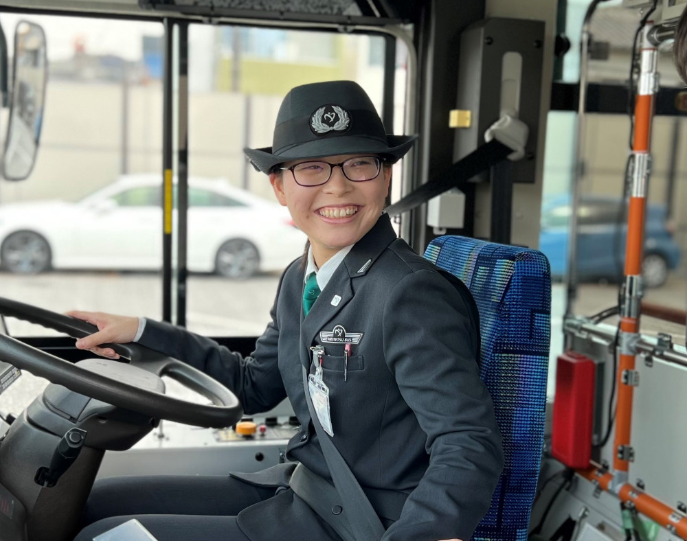 バス会社の女性運転士の帽子です-